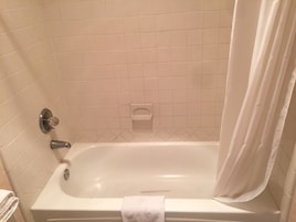 Habitación estándar, 2 camas dobles, no fumadores | Baño | Ducha y bañera combinadas y toallas