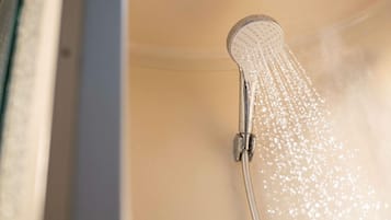 Un cabezal de ducha con agua fluyendo.
