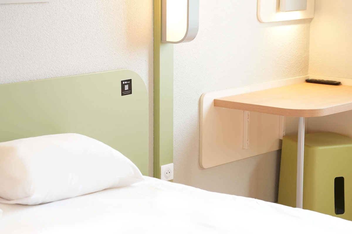 客房, 1 張標準雙人床, 無障礙 | 書桌、遮光窗簾/窗簾、隔音、熨斗/熨衫板