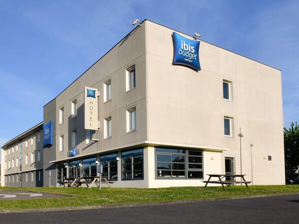 BBQ/picnic area - ibis budget Caen Porte de Bretagne (Bretteville-sur-Odon)