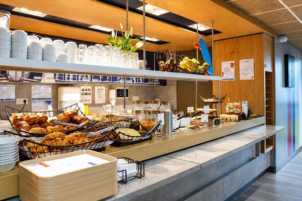Buffet déjeuner servi tous les jours en supplément