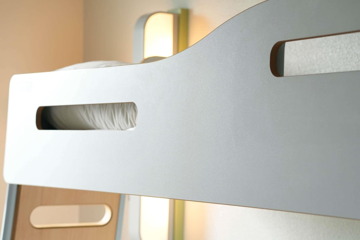 Habitación triple, varias camas | Escritorio, cortinas opacas, sistema de insonorización