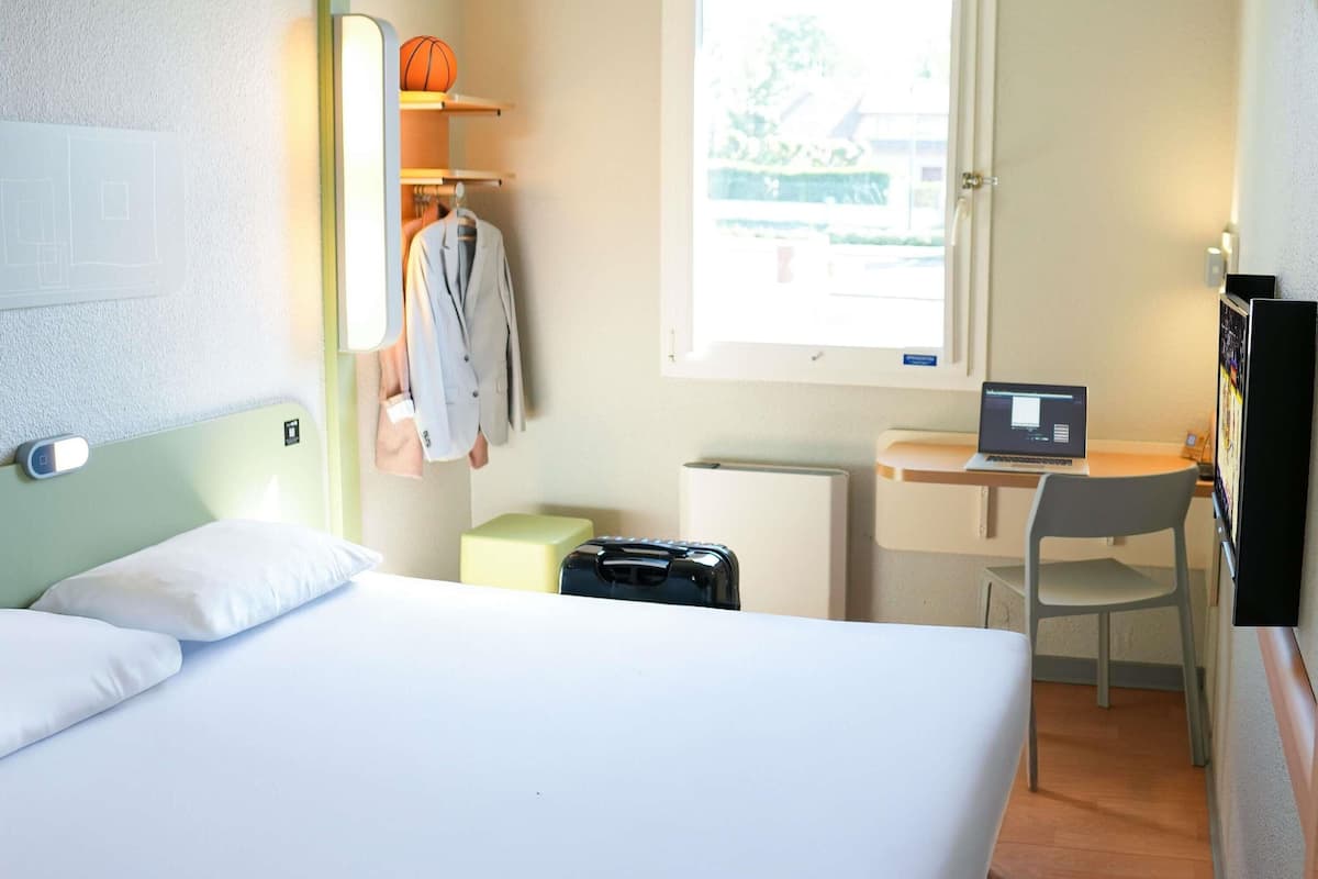 Dobbeltrom | Skrivebord, blendingsgardiner, lydisolert og strykejern/-brett