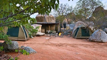 Lều (Campsite. No bed provided. Bring tent)