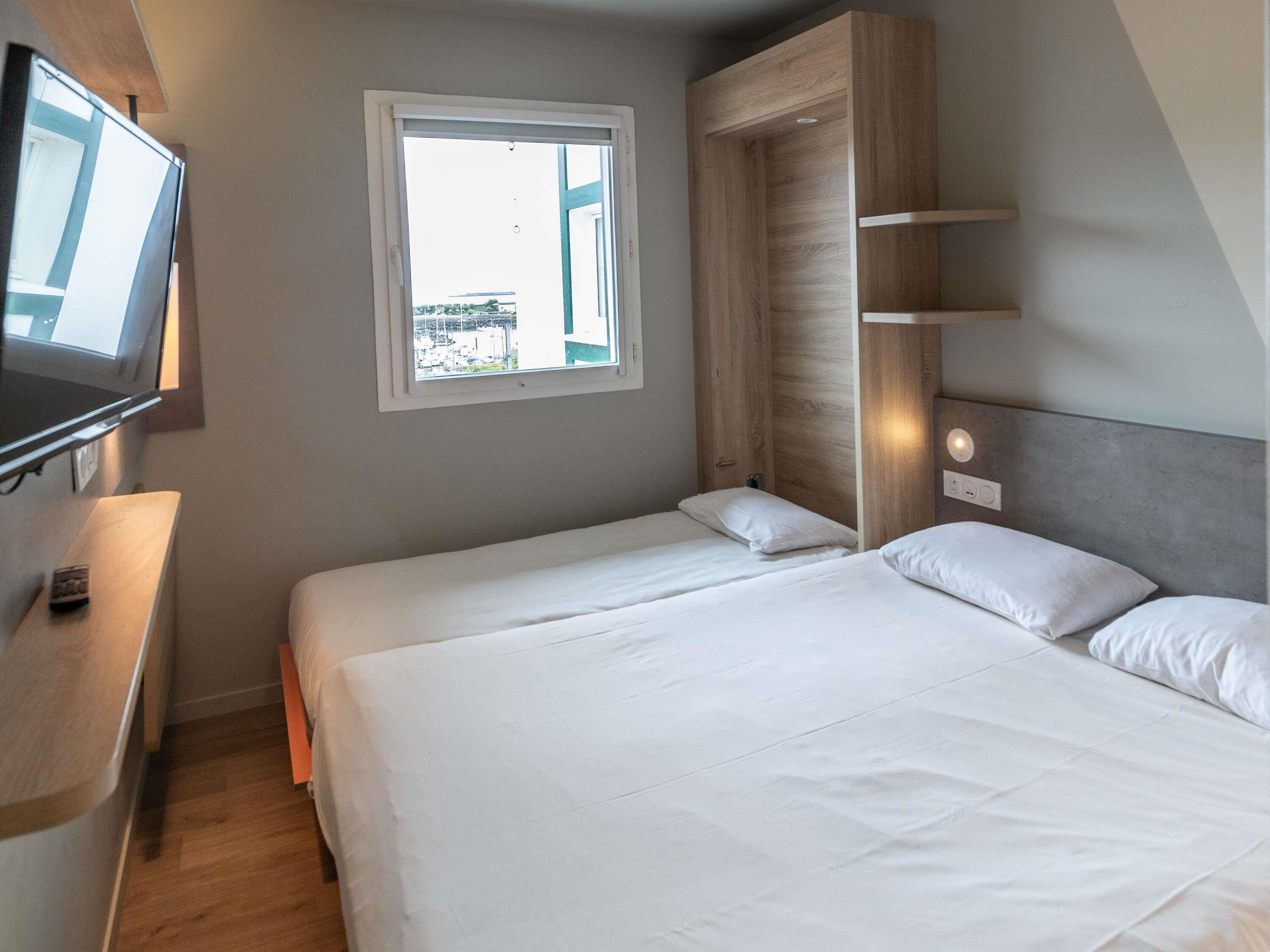 Kamar Standar, Beberapa Tempat Tidur | Meja kerja, tirai kedap cahaya, dan kedap suara