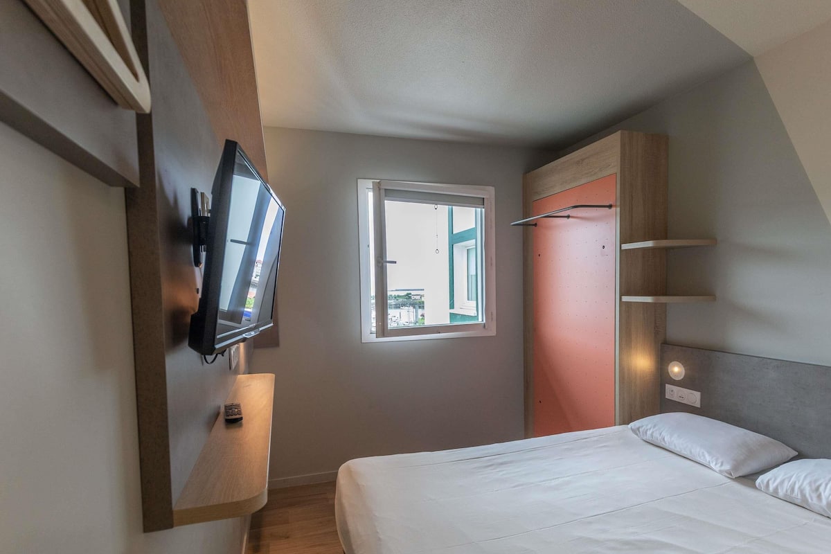 Quarto standard, várias camas | Escrivaninha, cortinas blackout, quartos à prova de som, berços grátis