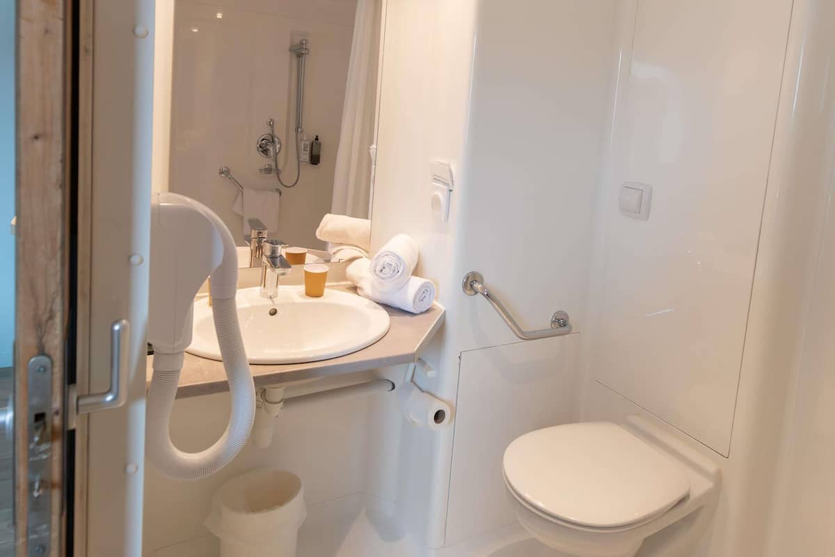 desk, blackout curtains, soundproofing, free cots/infant beds