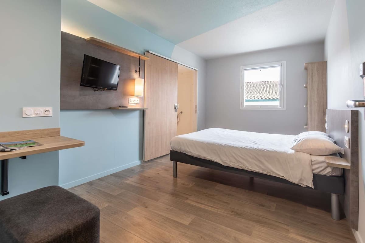 Habitación, 1 cama matrimonial, con acceso para personas discapacitadas | Escritorio, cortinas blackout, insonorización y cunas gratuitas
