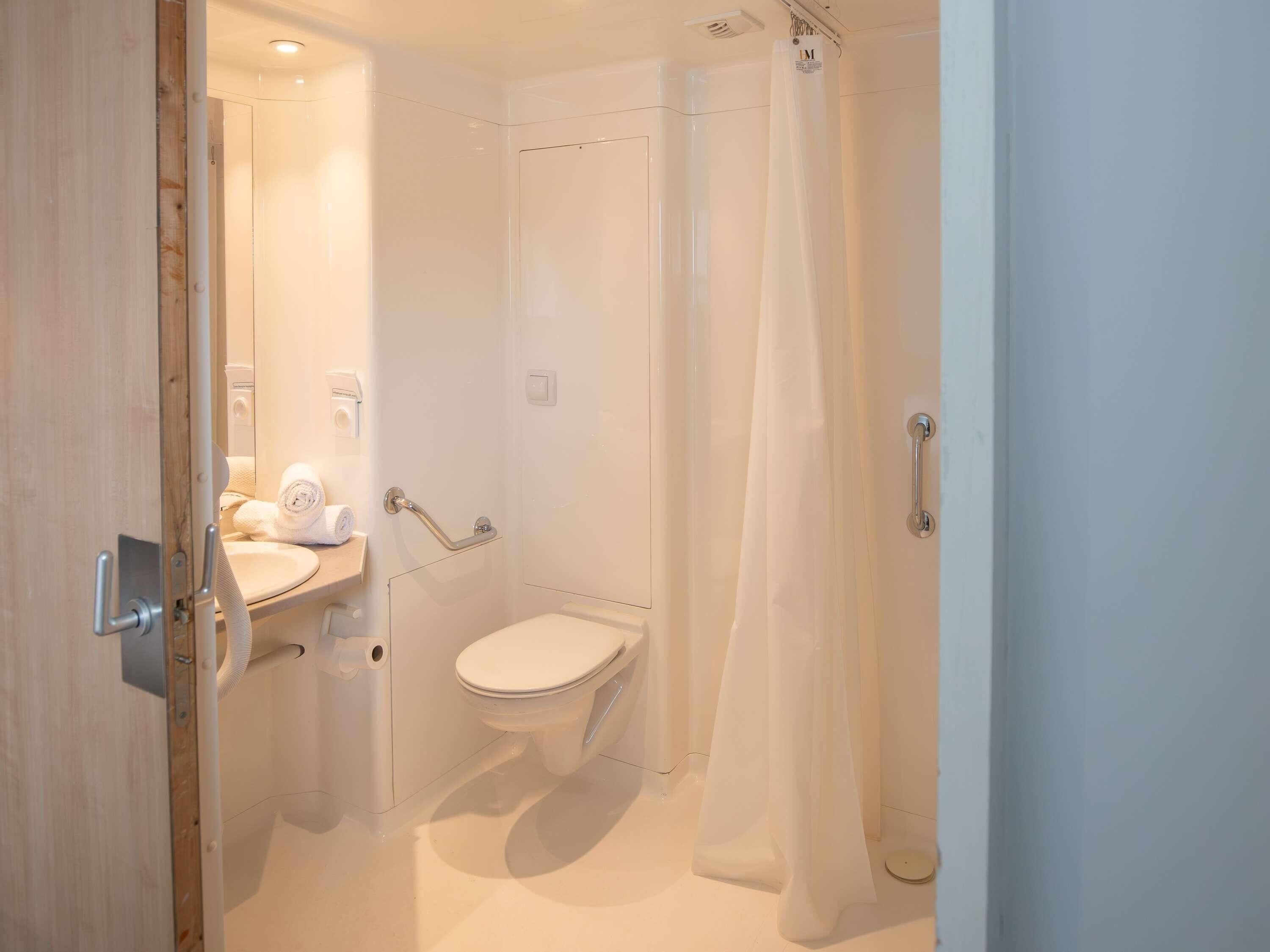 desk, blackout curtains, soundproofing, free cots/infant beds