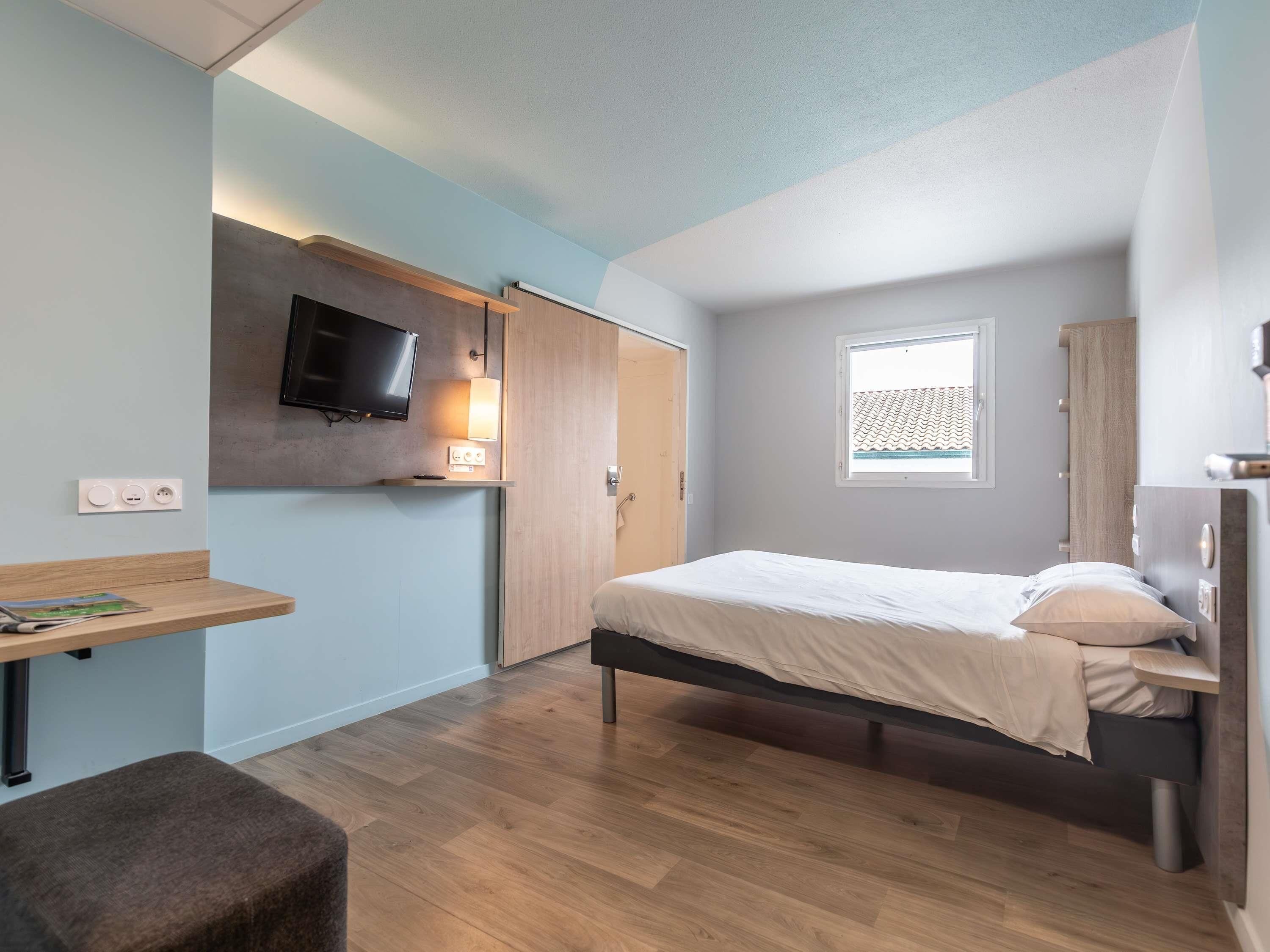 desk, blackout curtains, soundproofing, free cots/infant beds