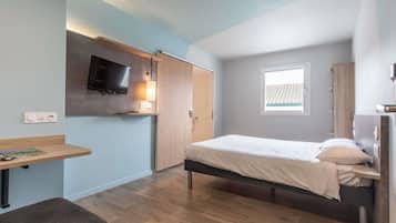 Schreibtisch, VerdunkelungsvorhÀnge, schallisolierte Zimmer