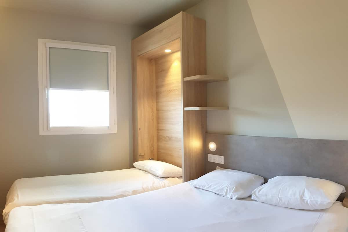 Standardzimmer, Mehrere Betten | Schreibtisch, Verdunkelungsvorhänge, schallisolierte Zimmer