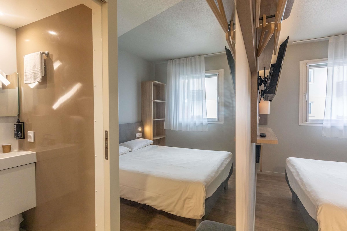 standard room, 1 double bed | desk, blackout curtains, soundproofing, free cots/infant beds