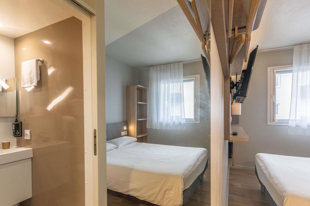 Quarto standard, 1 cama de casal | Escrivaninha, cortinas blackout, quartos à prova de som, berços grátis