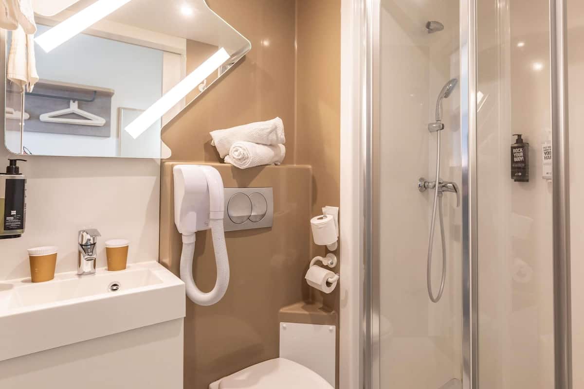Quarto standard, 1 cama de casal e sofá-cama, vista para a baía | Escrivaninha, cortinas blackout, quartos à prova de som, berços grátis