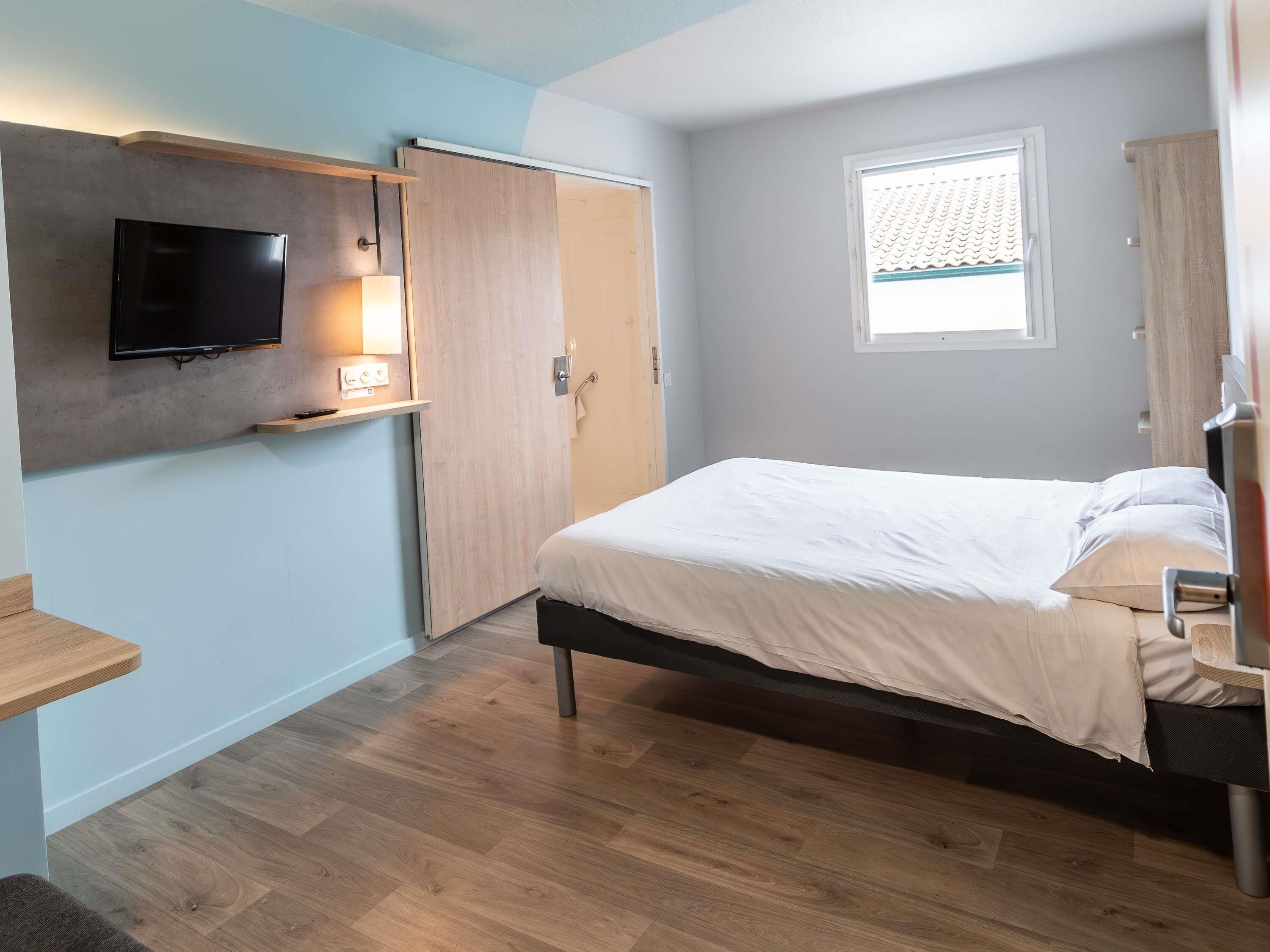 desk, blackout curtains, soundproofing, free cots/infant beds