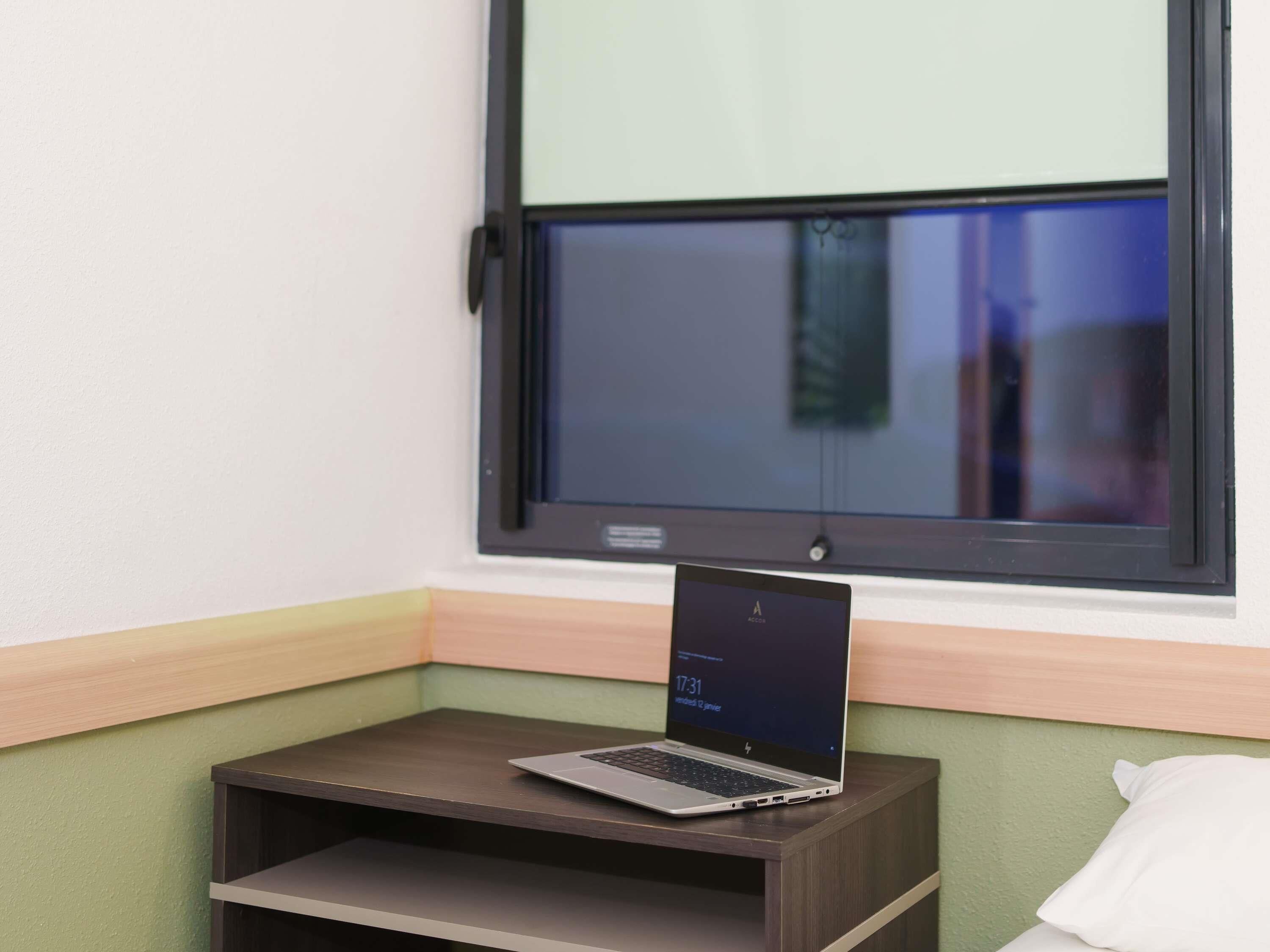 desk, blackout curtains, soundproofing, free wifi