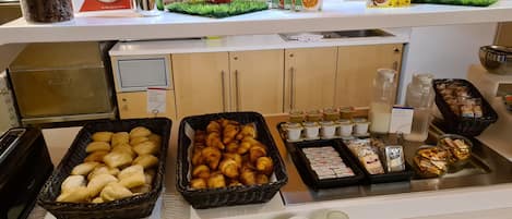 Kontinental frukost varje dag (EUR 9.50 per person)