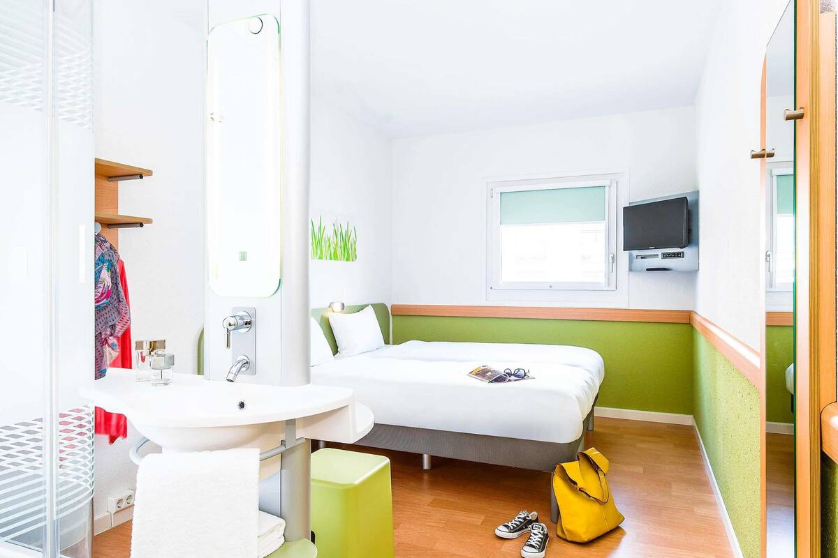 double room | desk, blackout curtains, soundproofing, free wifi