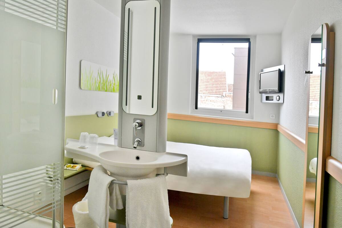 double room | desk, blackout curtains, soundproofing, free wifi