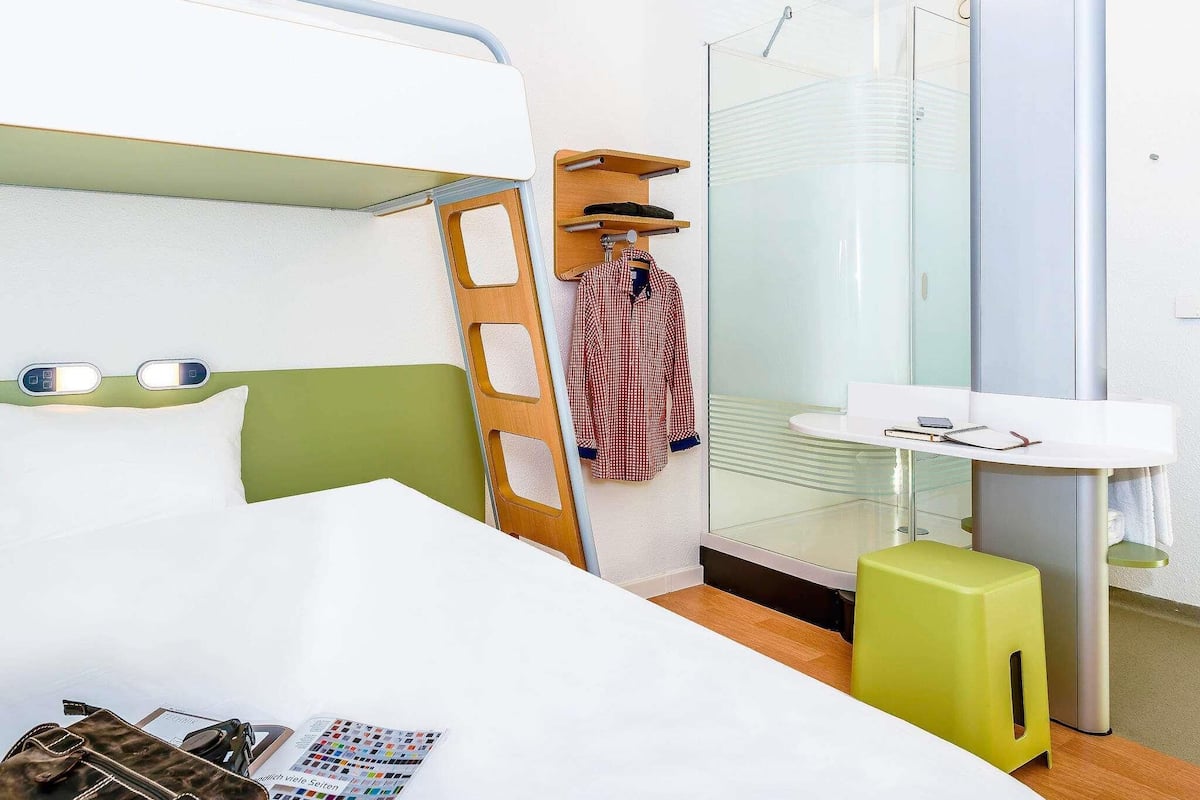 Chambre Triple, plusieurs lits | Bureau, rideaux occultants, chambres insonorisées, Wi-Fi gratuit