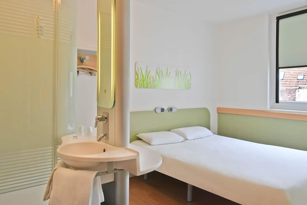 double room | desk, blackout curtains, soundproofing, free wifi