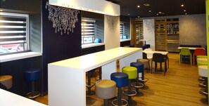 Bữa sáng buffet hàng ngày (9.90 EUR/mỗi người)