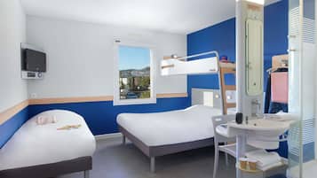Desk, soundproofing, free WiFi, bed sheets