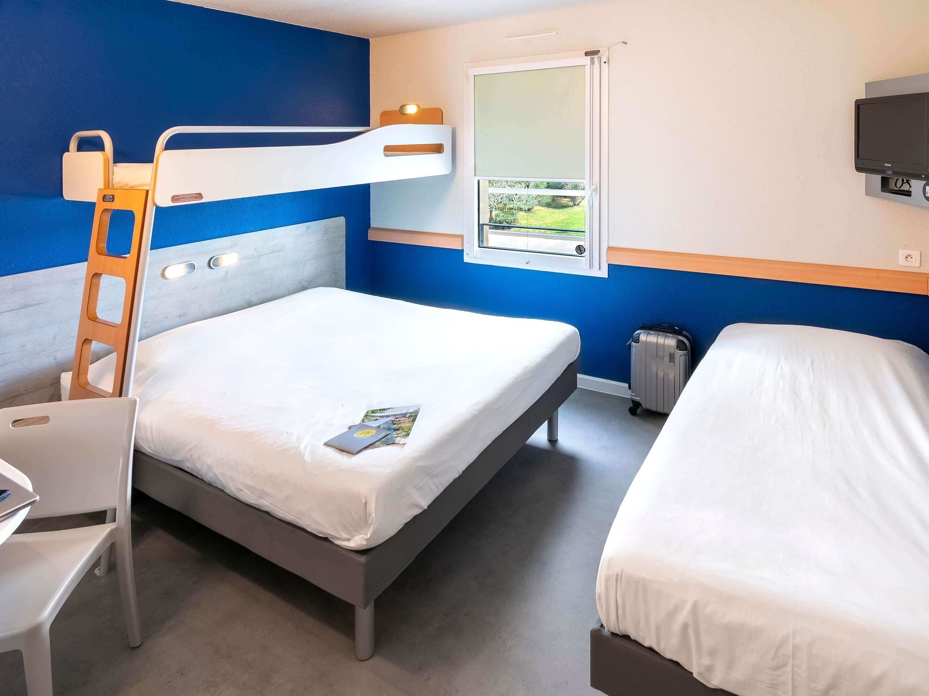 Chambre Familiale, 2 lits doubles | Bureau, chambres insonorisées, Wi-Fi gratuit, draps fournis
