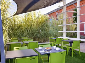 Petit déjeuner buffet (8.50 EUR par personne)