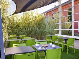 Daily buffet breakfast (EUR 8.50 per person)