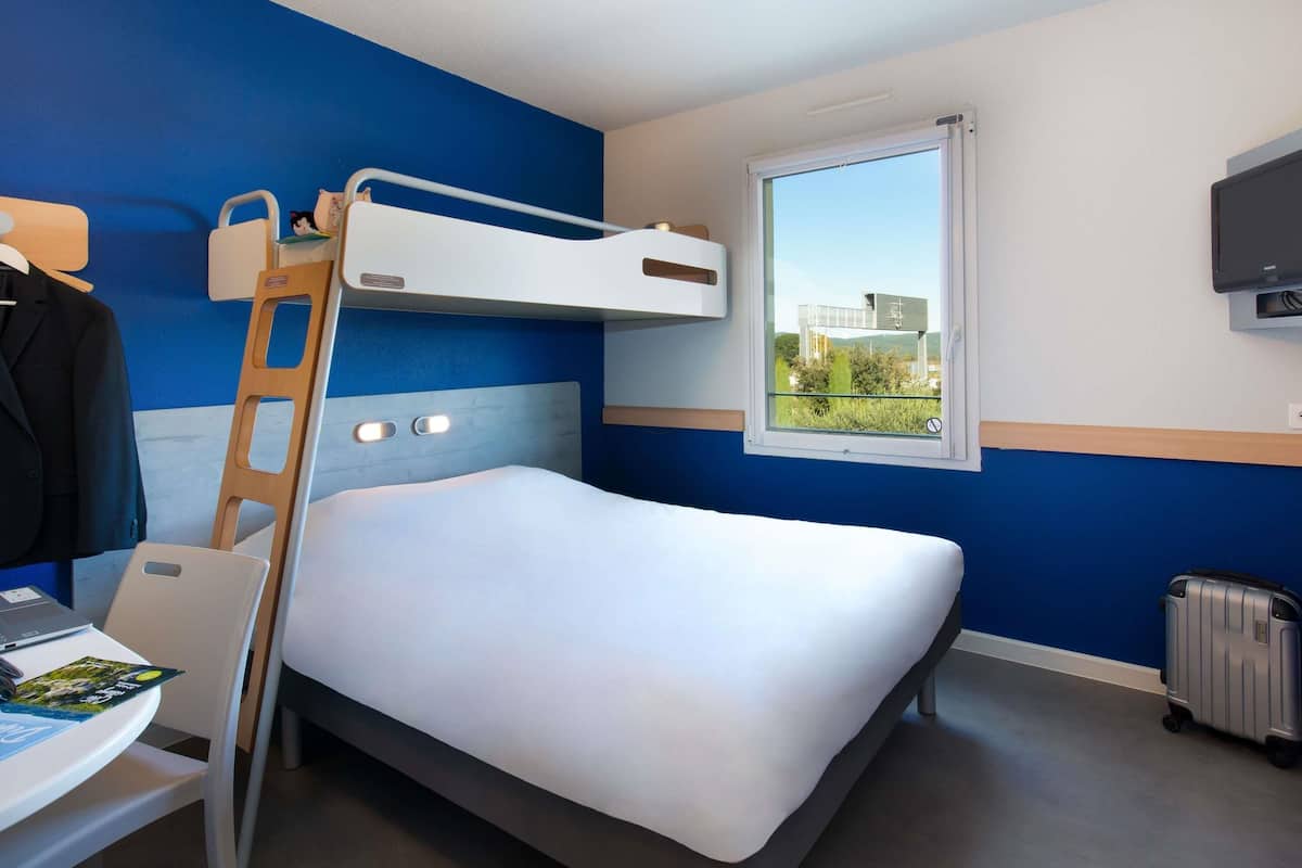 Chambre triple, Plusieurs lits | Bureau, systĂšme dâinsonorisation, accĂšs au Wi-Fi (inclus)