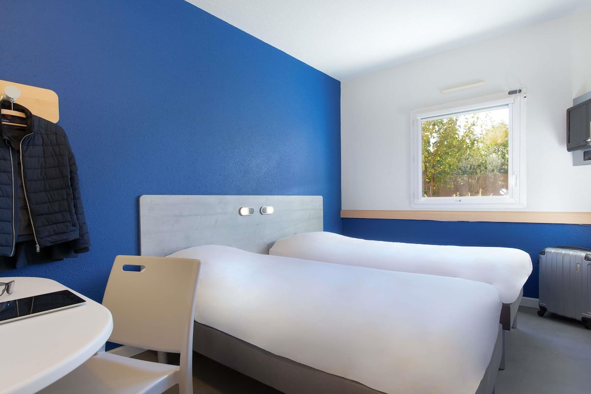 Twin Room, 2 Twin Beds | Desk, soundproofing, free WiFi, bed sheets