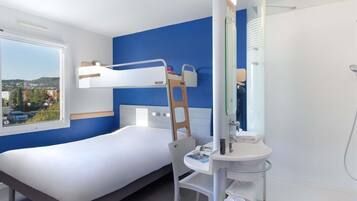 Triple Room, Multiple Beds | Desk, soundproofing, free WiFi, bed sheets