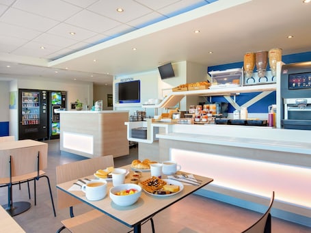 Petit déjeuner buffet servi tous les jours en supplément. ibis budget Saint Maximin la Sainte Baume