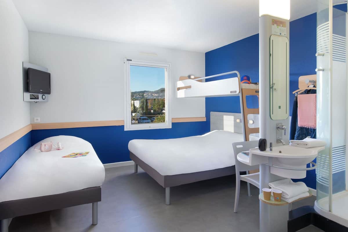 Family Room, 2 Double Beds | Desk, soundproofing, free WiFi, bed sheets