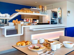 Daily buffet breakfast for a fee - ibis budget Saint Maximin la Sainte Baume (Saint-Maximin-la-Sainte-Baume)