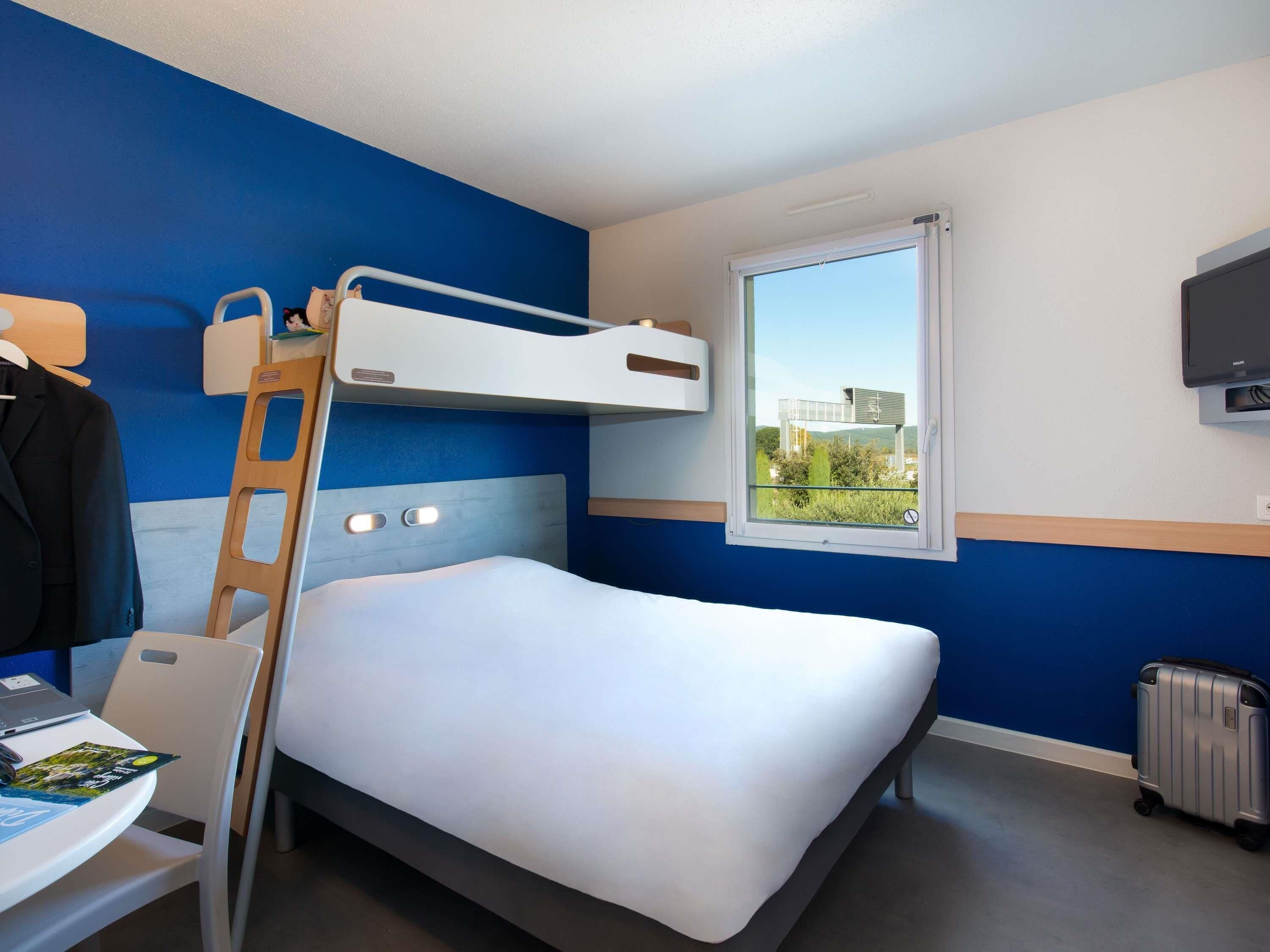 Chambre Triple, plusieurs lits | Bureau, chambres insonorisées, Wi-Fi gratuit, draps fournis