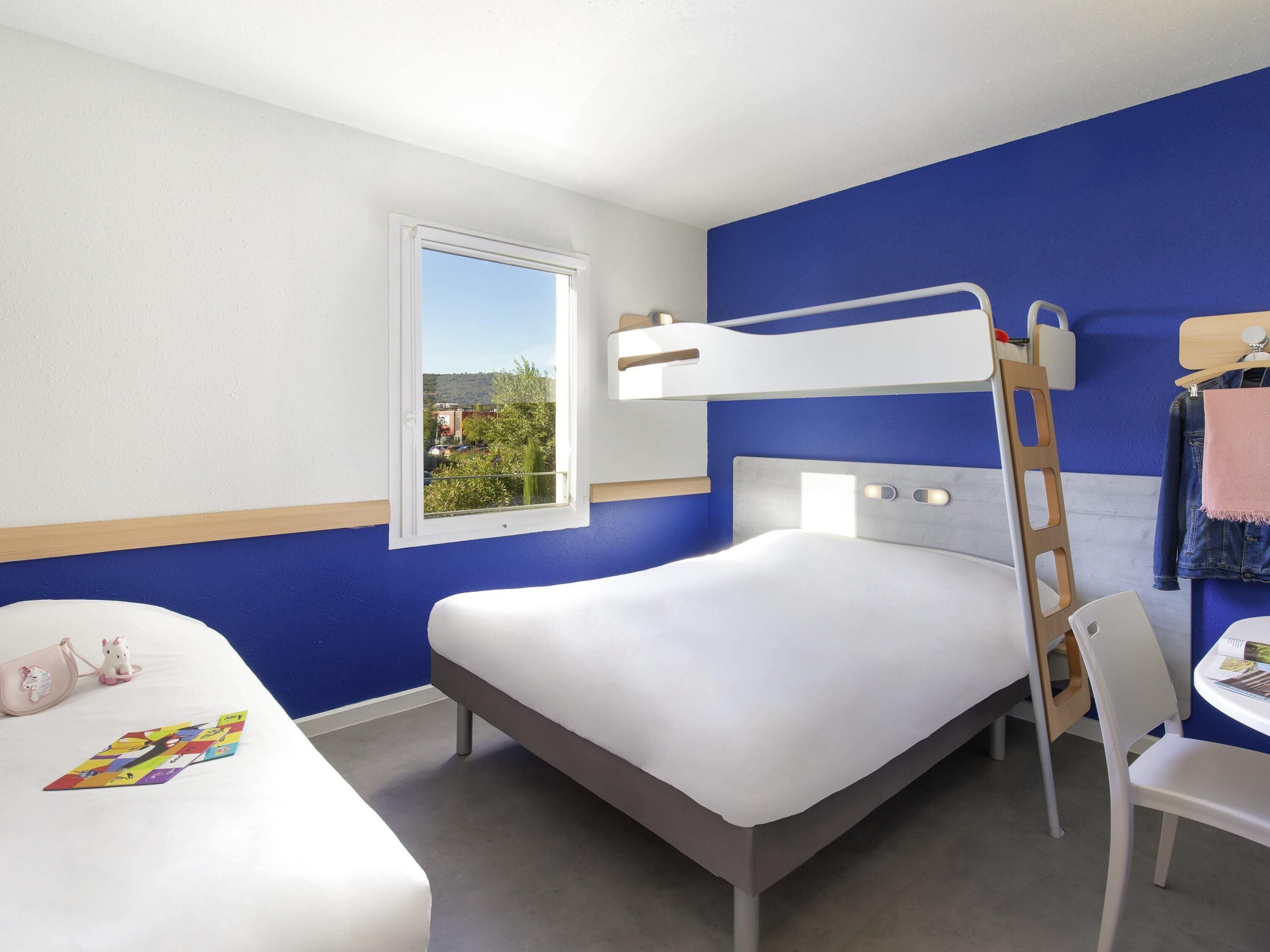 Family Room, 2 Double Beds | Desk, soundproofing, free WiFi, bed sheets