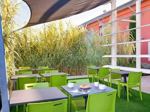 Desayuno buffet (EUR 8.50 por persona) 