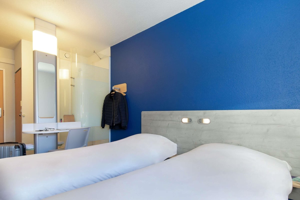 Habitación con 2 camas individuales, 2 camas individuales | Escritorio, insonorización, wifi gratis y ropa de cama