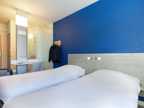 Zweibettzimmer, 2 Einzelbetten | Schreibtisch, schallisolierte Zimmer, kostenloses WLAN, Bettwäsche