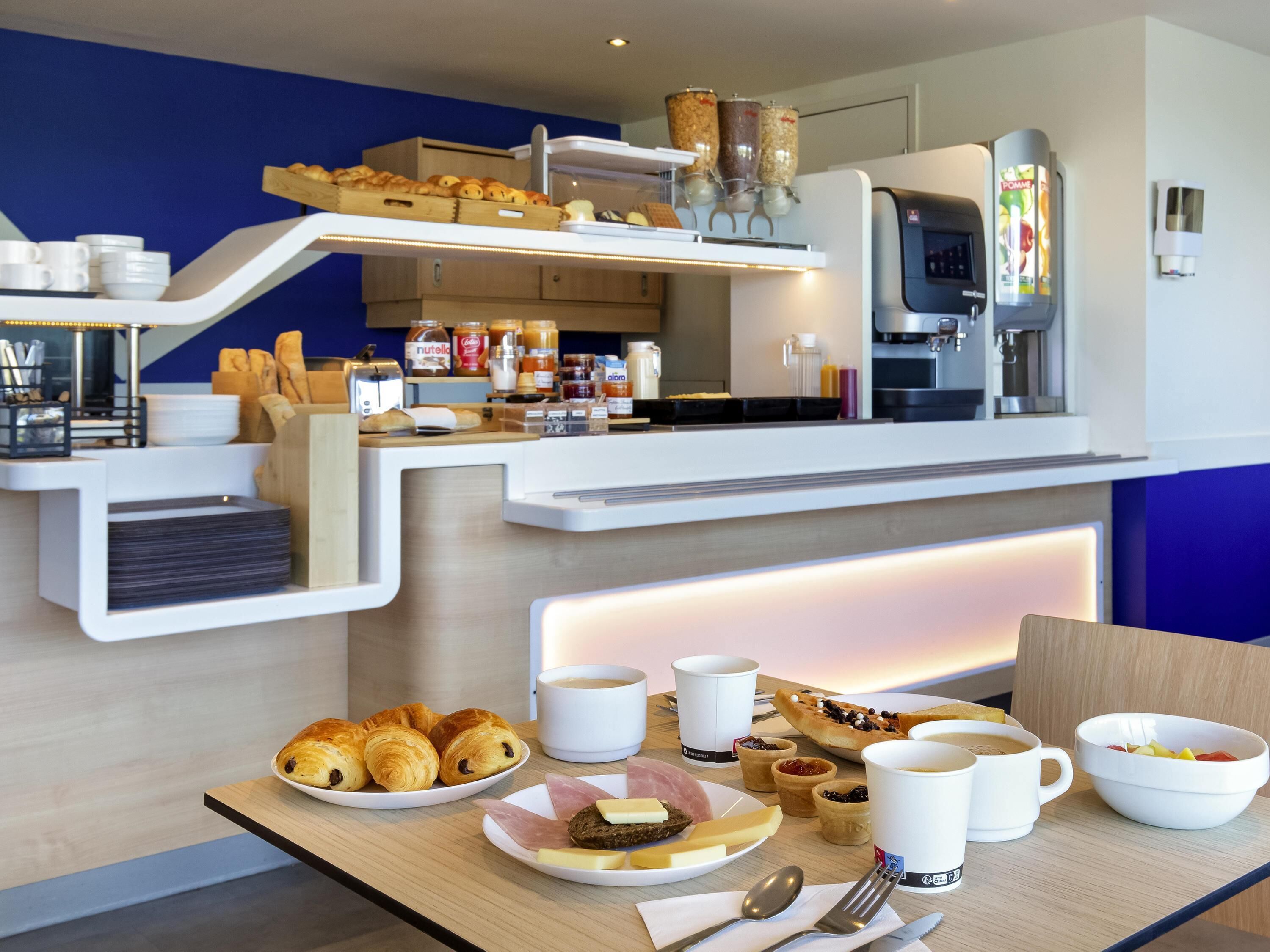 每日供應自助早餐 (每人 EUR8.50)