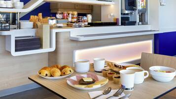 Petit déjeuner buffet (8.50 EUR par personne)