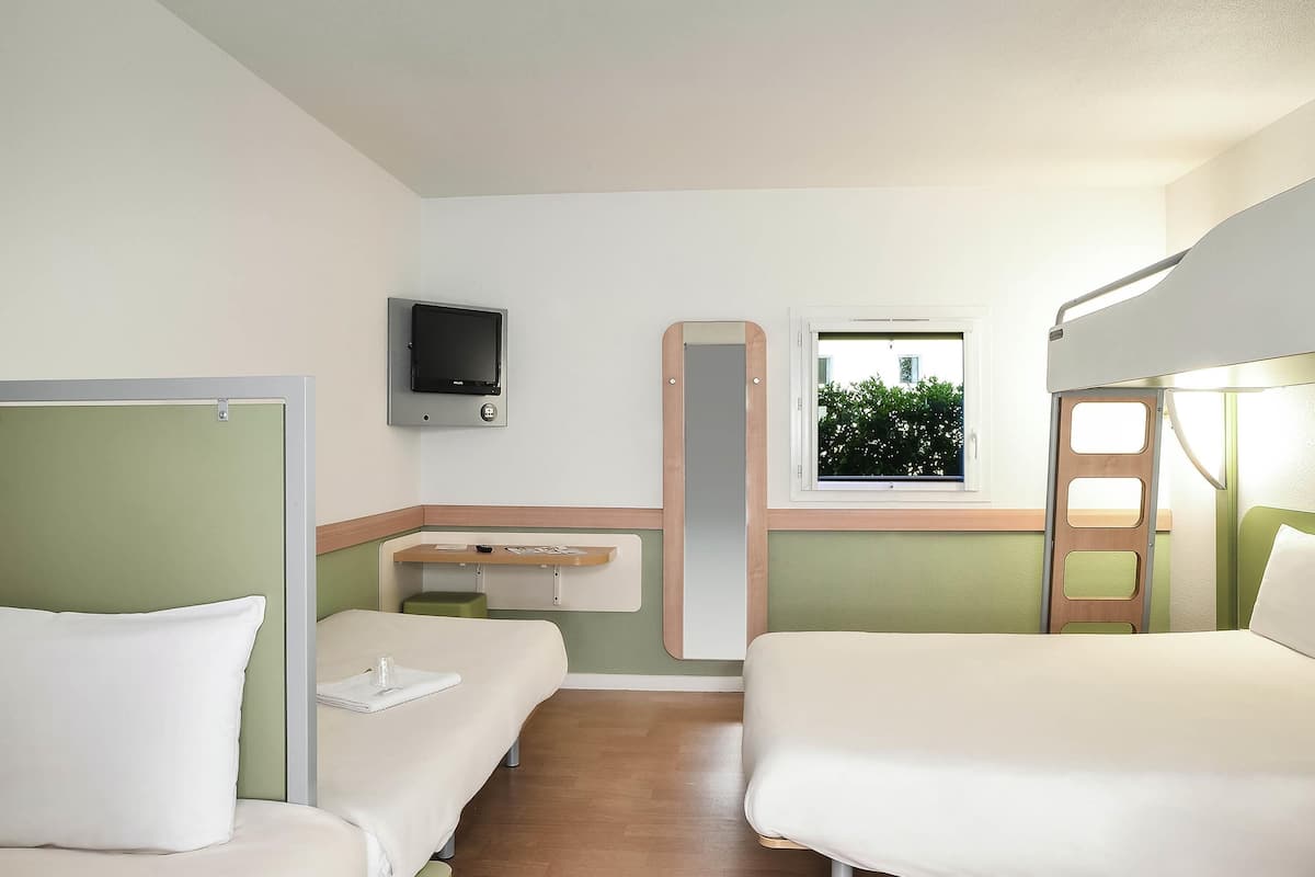 Habitación familiar, 2 camas matrimoniales | Escritorio, espacio para trabajar con laptop y cortinas blackout