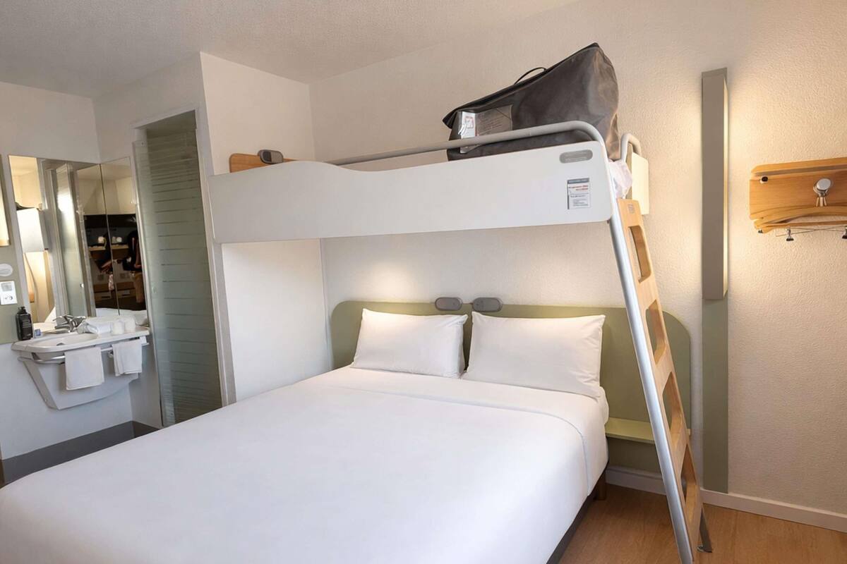 Kamar Triple, Beberapa Tempat Tidur | Meja kerja, ruang kerja ramah laptop, dan tirai kedap cahaya