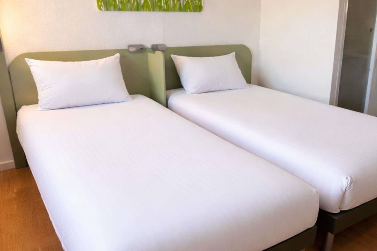 Kamar Twin, 2 Tempat Tidur Twin | Meja kerja, ruang kerja ramah laptop, dan tirai kedap cahaya