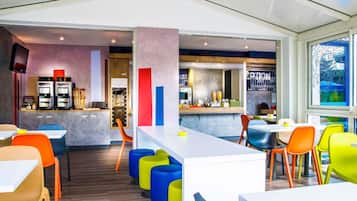 Petit déjeuner buffet (8.90 EUR par personne)