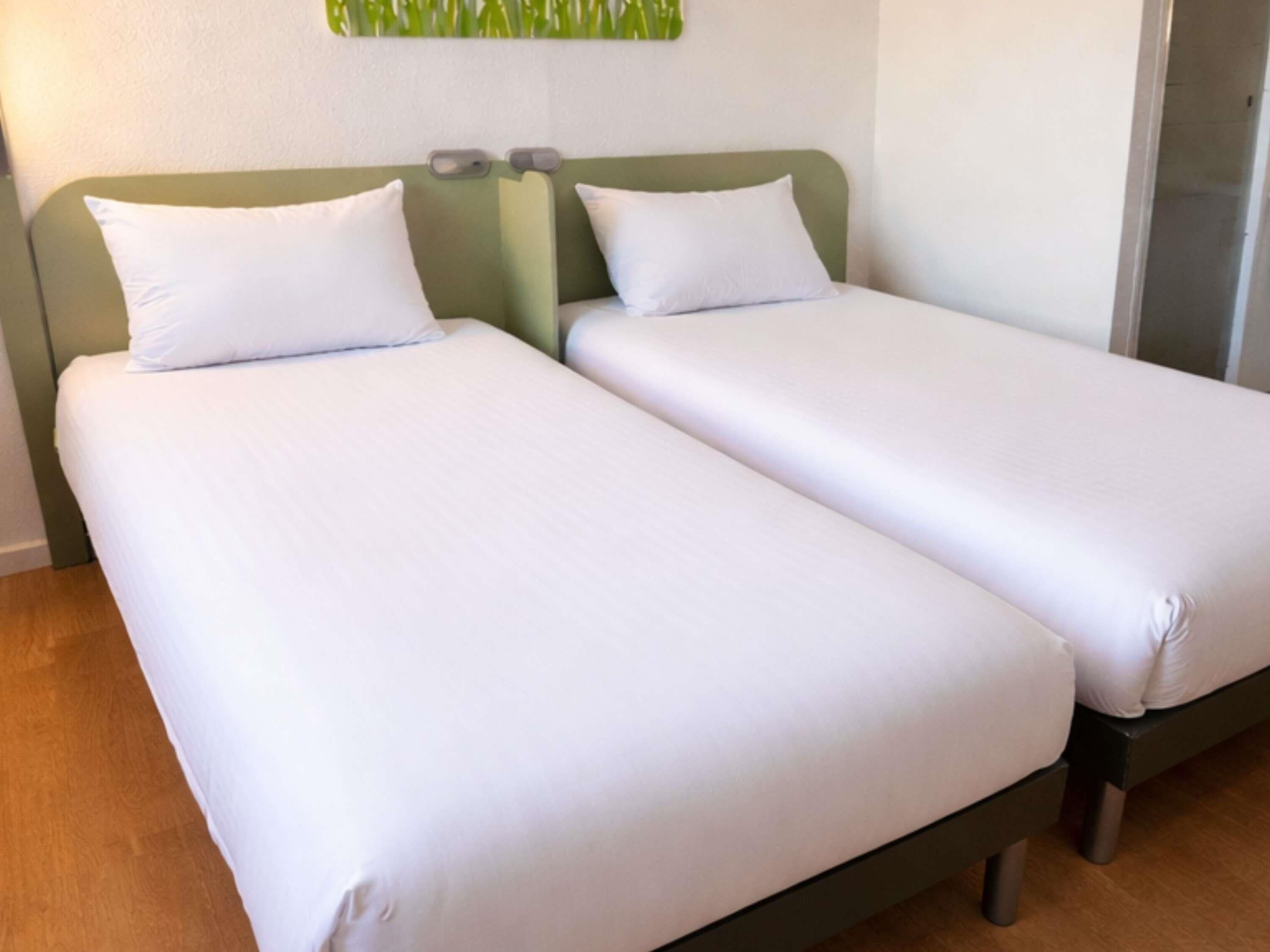 ツインルーム シングルベッド 2 台 | デスク、ノートパソコン用作業スペース、遮光カーテン、防音設備