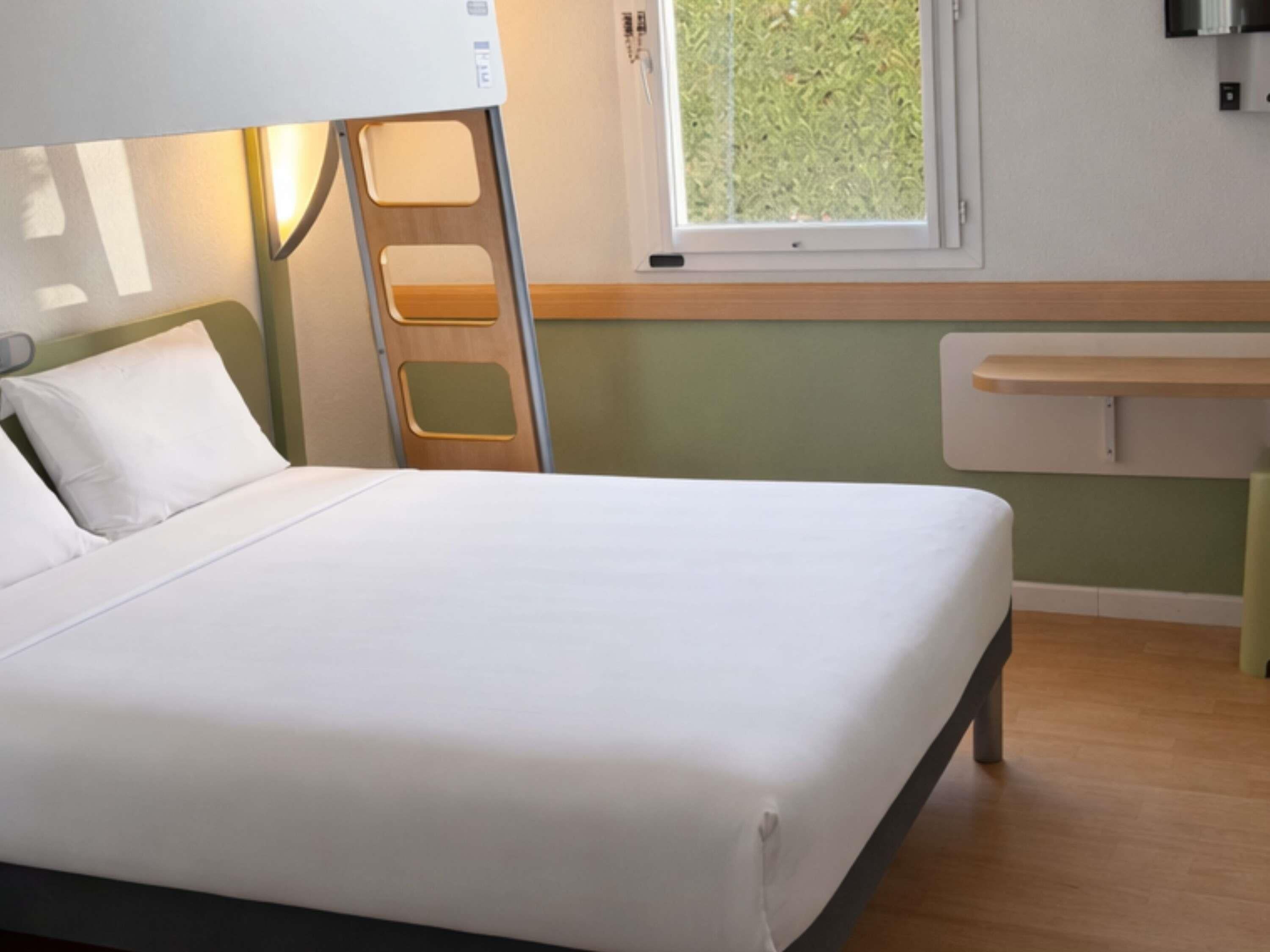 トリプルルーム ベッド (複数台) | デスク、ノートパソコン用作業スペース、遮光カーテン、防音設備